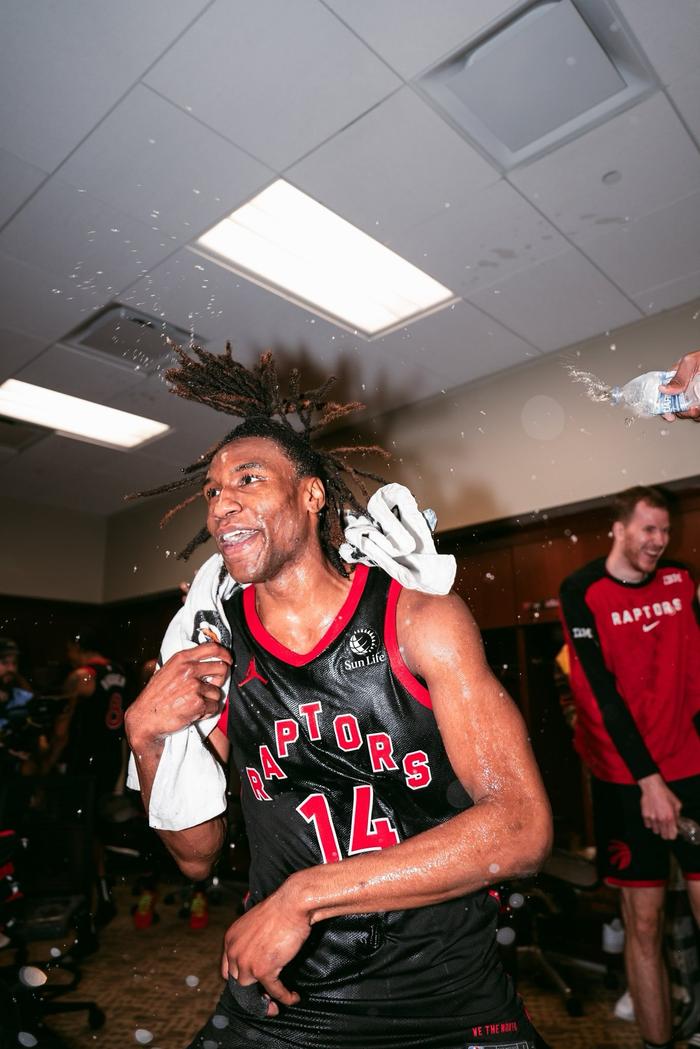 球友会体育电竞:猛龙绝杀时刻，黄蜂点燃赛场，浓眉哥迎来胜利！